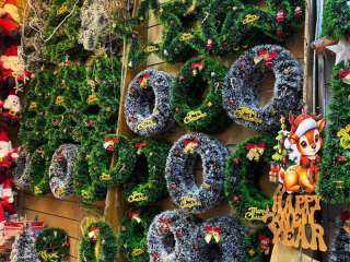 قبل أيام من 2026.. «صُنع في مصر» يضيء أسواق زينة رأس السنة بالإسكندرية| فيديو وصور