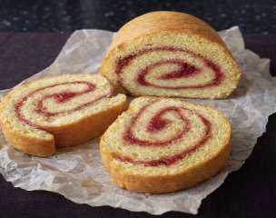 سويسرول بالمربى.. حلوى خفيفة بطعم بيتي لا يُقاوم