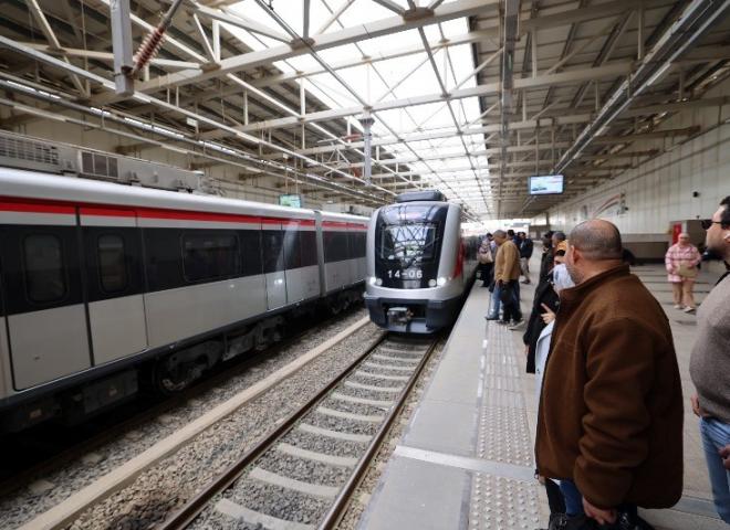 إقبال جماهيري متزايد على القطار الكهربائي الخفيف LRT وامتلاء ساحات الانتظار بالمحطات| صور
