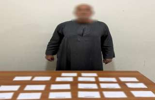 ضبط شخص يوزع كروت دعاية انتخابية لصالح مرشح بالقرنة بالأقصر