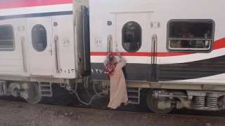 «سلامتك تهمنا».. وزارة النقل تحذر من السلوكيات الخاطئة على السكك الحديدية | صور