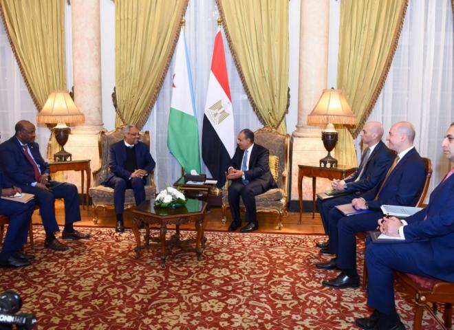 وزير الخارجية يبحث مع نظيره الجيبوتي سبل تعزيز العلاقات الثنائية