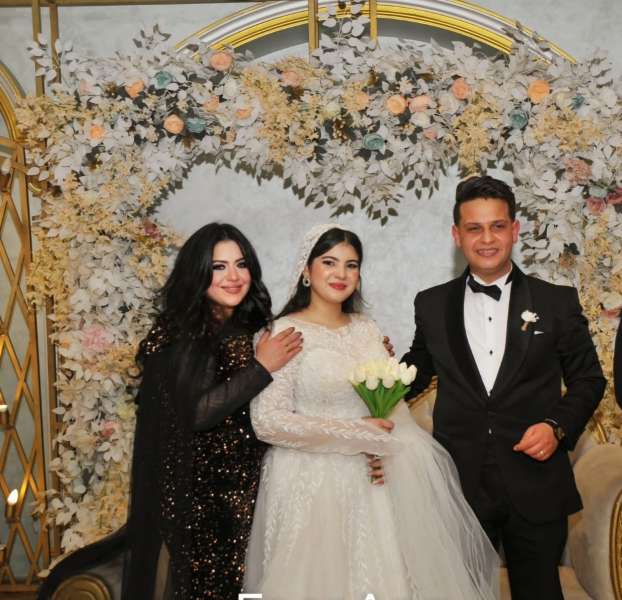 الإعلامية رشا عبد الفتاح والعروسين سما وعبد الرحمن