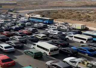 هبوط أرضي بميدان محمد زكي يتسبب في تكدس مروري بالقاهرة الجديدة | صور