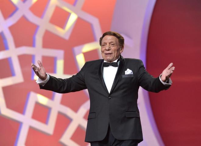 أشرف زكي يحسم الجدل حول صحة عادل إمام: الزعيم بخير ويعيش وسط أسرته وأحفاده| خاص