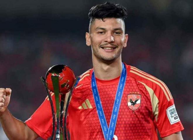 محاولات مكثفة في الأهلي لحل أزمة داري.. وطلبات المدافع المغربي