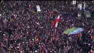 رويترز: العملة الإيرانية تهوي لمستوى غير مسبوق عند 1.5 مليون ريال للدولار