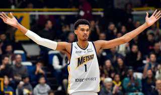 ويمبانياما يقود سبيرز للفوز على روكتس في دوري السلة الأمريكي للمحترفين