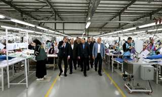 خلال جولته بمشروعات تنموية وخدمية بالمنيا.. رئيس الوزراء يتفقد مصنع «الجيزة للملابس الجاهزة»