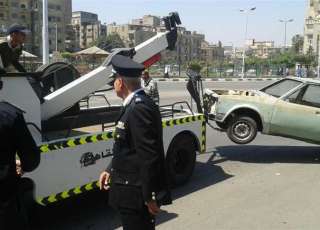 ”المرور” تواصل رفع السيارات المتروكة والمتهالكة لمنع الحوادث بالطريق العام