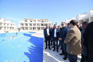 وزير الإسكان يتفقد الشاليهات والفيلات والعمارات السكنية بكومباند «مزارين» بمدينة العلمين الجديدة