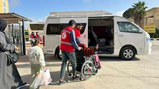 الهلال الأحمر المصري يدفع بـ 7 آلاف طن مساعدات لغزة عبر قافلة «زاد العزة» 135| صور