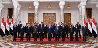 الرئيس السيسي يتوسط صورة تذكارية مع الحكومة الجديدة ويعقد اجتماعًا عقب أدائهم اليمين الدستورية