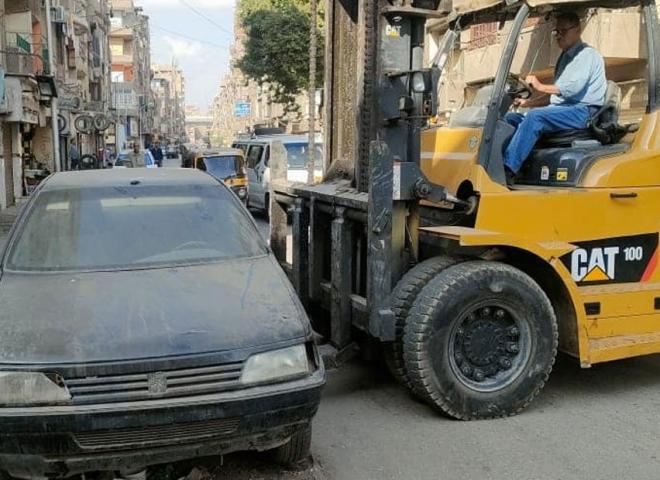 المرور تواصل رفع السيارات المتروكة والمتهالكة لمنع الحوادث بالطريق العام