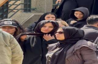 على ملامحها الحزن الشديد.. تشييع جنازة شقيق الفنانة زينة بمسجد حسن الشربتلي