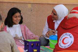 طفلة فلسطينية: وجدت في مصر الأمان ومتطوعو الهلال الأحمر المصري أعادوا لي الفرح| صور