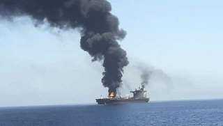 غرق سفينة في مضيق هرمز إثر استهدافها من القوات الإيرانية