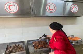 من القاهرة للعريش.. شيفات «المطبخ الإنساني» يبدعن في طهي طعام الصائمين على موائد «هلال الخير»