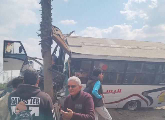 بالأسماء.. مصرع سائق وإصابة 11 طالبًا في انقلاب أتوبيس بالغربية