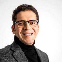 المستشار حسين أبو العطا يهنئ الدكتور مهاب مجاهد بقدوم كريمته «فريدة»