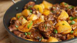 طاجن اللحم بالبطاطس.. الطراوة والجمال على مائدة إفطار رمضان