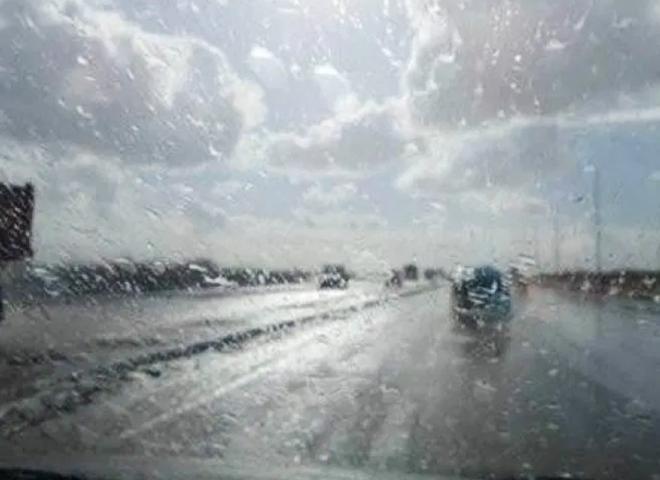 هطول الأمطار.. «المرور» تناشد قائدي السيارات الالتزام بالسرعة المقررة