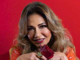 ليلى علوي تزور أحد دور المسنين للتهنئة بعيد الأم