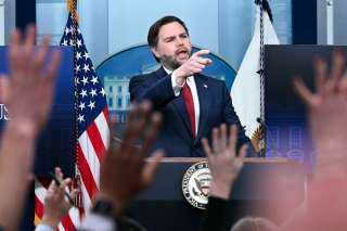 أكسيوس: الإدارة الأمريكية تدرس تصعيدا عسكريا واسعا حال فشل المسار الدبلوماسي مع إيران