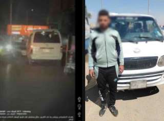 ضبط سائق ميكروباص قاد سيارته بباب مفتوح في شوارع القاهرة