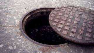 فيديو يكشف الخطر.. إصلاح بالوعة منخفضة تسببت في إتلاف سيارات بالقاهرة