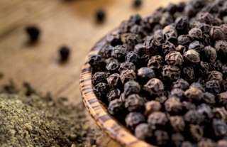 «الفلفل الأسود».. ملك التوابل الذي يفك شفرة الفوائد الغذائية في طبقك