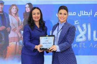 وزيرة التضامن تكرم الفنانة جومانا مراد لدورها في مسلسل ”اللون الأزرق”