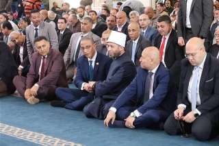 وزير الأوقاف و3 محافظين يؤدون صلاة الجمعة بمسجد السيدة خديجة بالجيزة |صور