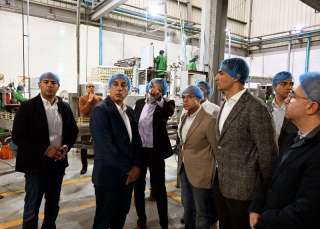 خلال زيارته للمنطقة الاستثمارية ببنها.. رئيس الوزراء يتفقد مصنع ”فيردي فودز” للصناعات الغذائية