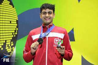 وزير الشباب والرياضة يهنئ عبدالرحمن طلبه بعد التتويج بفضية سلاح الشيش في بطولة العالم بالبرازيل