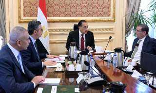 رئيس الوزراء يتابع موقف توافر السلع الاستراتيجية في الأسواق والاستعدادات لتوريد القمح المحلي