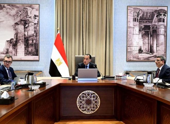 رئيس الوزراء يؤكد حرص الدولة على استدامة توافر الاحتياجات الطبية للمواطنين بكفاءة عالية