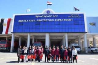 طلبة المدارس يزورون الحماية المدنية بالبحر الأحمر للتعرف على مهام رجال الإطفاء