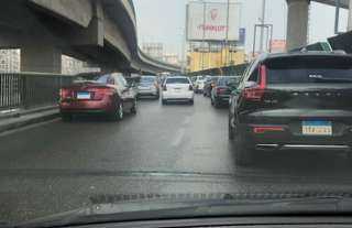 تباطؤ مروري بشوارع القاهرة والجيزة مع تواجد أمني لتسيير الحركة صباح اليوم الأحد