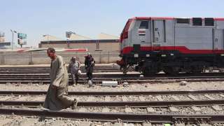 «سلامتك تهمنا».. النقل تحذر من سلوكيات خطرة تهدد حياة ركاب القطارات