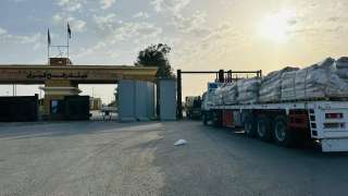 الهلال الأحمر المصري يواصل مد غزة بسلال غذائية ومواد طبية وأدوية علاجية عبر قافلة «زاد العزة» الـ 178|صور