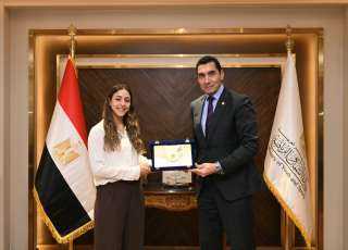 وزير الشباب والرياضة يكرم هانيا الحمامي بعد تتويجها ببطولة الجونة الدولية للاسكواش