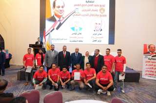 وزير العمل يُسلم عقود عمل للفئات الأولى بالرعاية في الإسكندرية | صور