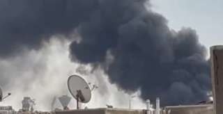 الاستماع لشهود عيان وفصل التيار الكهربي عن موقع حريق مخزن خردة بمدينة نصر