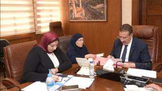 محافظ بورسعيد يلتقي أسر الشهداء والمحاربين القدماء ويوجه بتوفير عمرة ودخل ثابت