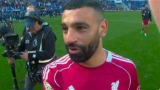 صلاح يُودع حكم مباراة ليفربول وإيفرتون | فيديو