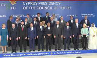 الرئيس السيسي يشارك صورة تذكارية مع الرؤساء المشاركين في الاجتماع التشاوري بنيقوسيا