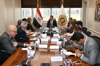 وزير الصناعة يبحث مع وفد شركة فولكس فاجن خطط الشركة للتوسع في صناعة السيارات بمصر