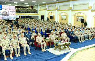 وزير الدفاع والإنتاج الحربي يلتقي عددًا من مقاتلي المنطقة الجنوبية العسكرية