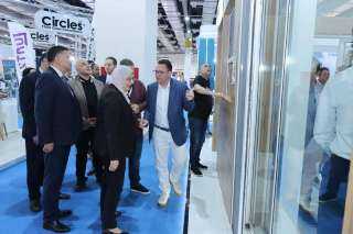رئيس التنمية الصناعية تتفقد أجنحة المعرض الدولي السادس عشر للزجاج والألومنيوم والواجهات والأبواب والنوافذ